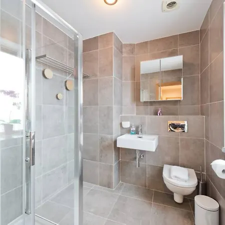 2 Bedroom Centre With Patio Sleeps 6 Apartment