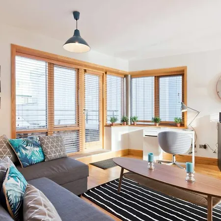 2 Bedroom Centre With Patio Sleeps 6 Apartment