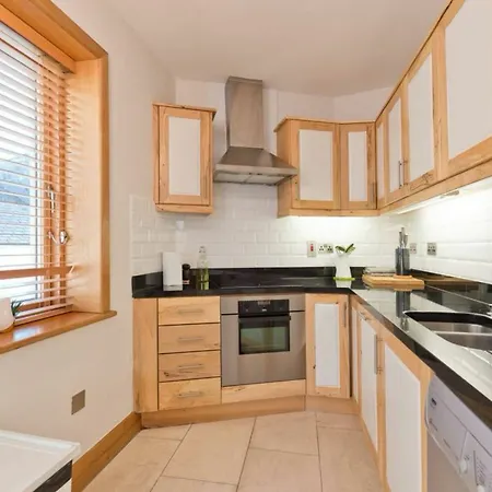 2 Bedroom Centre With Patio Sleeps 6 Apartment