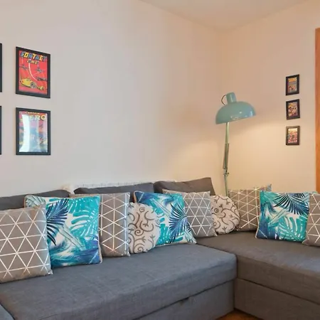 2 Bedroom Centre With Patio Sleeps 6 Apartment