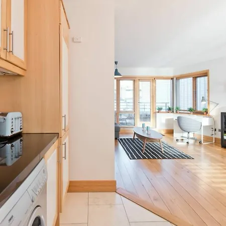2 Bedroom Centre With Patio Sleeps 6 Apartment Dublin