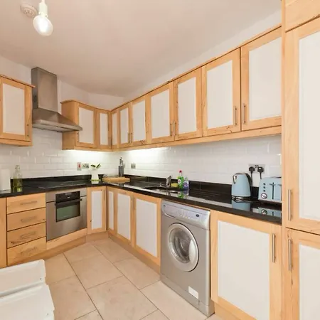 2 Bedroom Centre With Patio Sleeps 6 Daire
