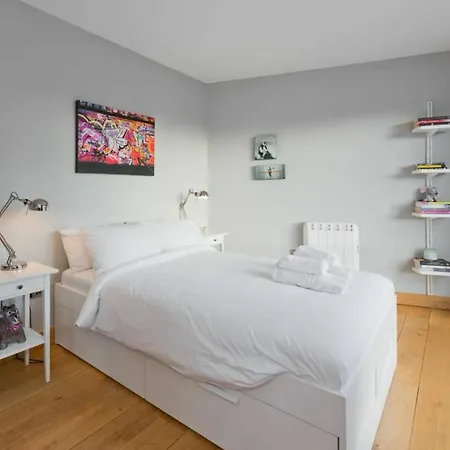 2 Bedroom Centre With Patio Sleeps 6 Apartment